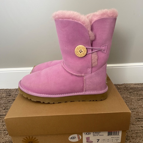 UGG Bailey Button - Picture 2 of 5